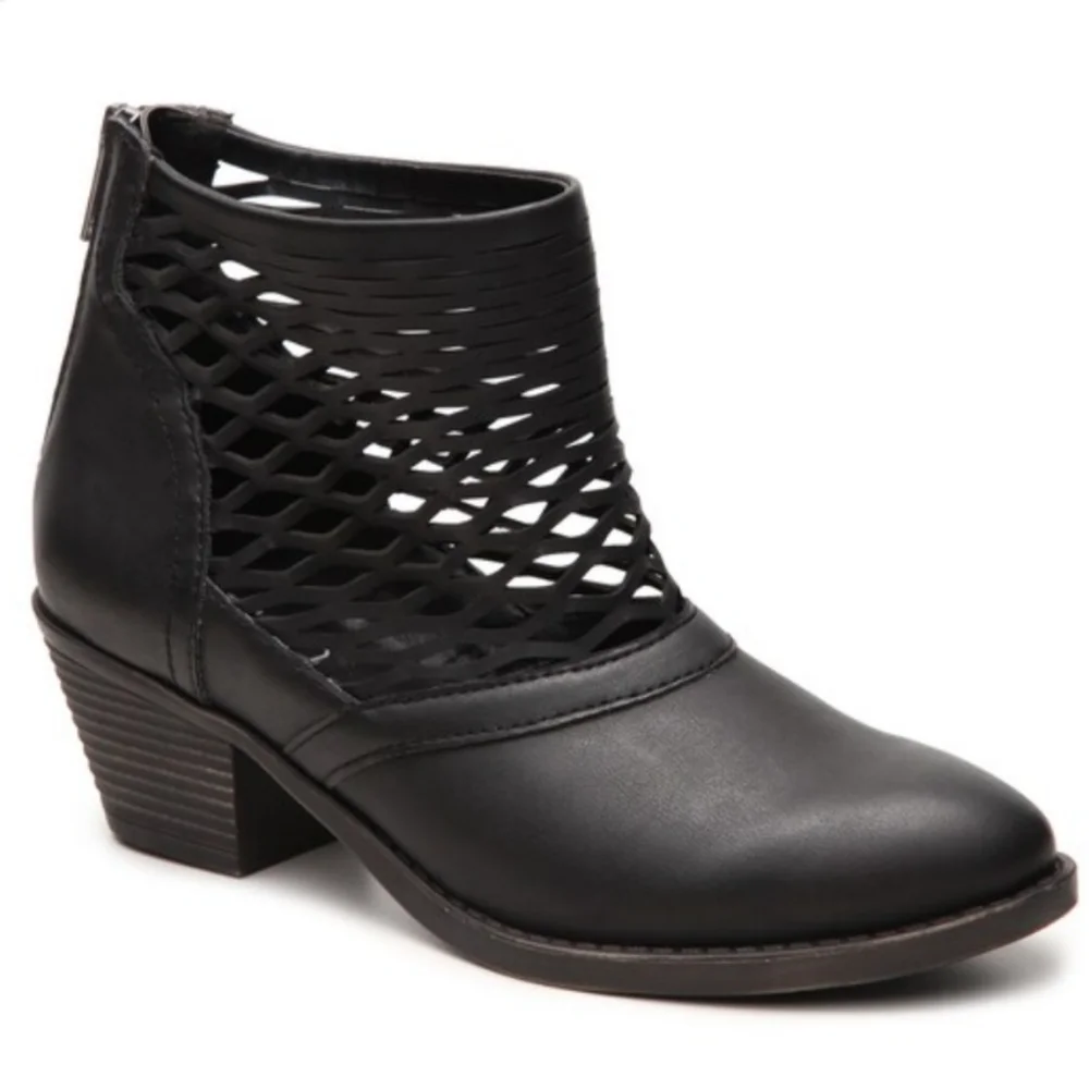 SUGAR ARLENE BLACK ANKLE BOOTIES SIZE 8.5